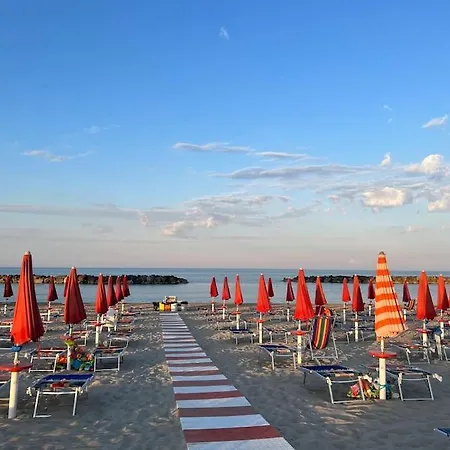 Frontemare - Elegante Sul Lungomare Con Wi-fi, Parking E Bici Apartman