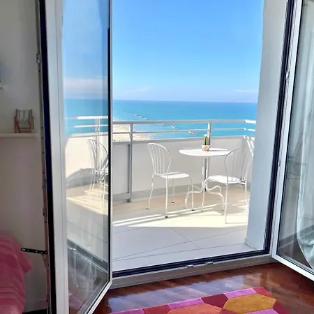 Frontemare - Elegante Sul Lungomare Con Wi-fi, Parking E Bici Apartament